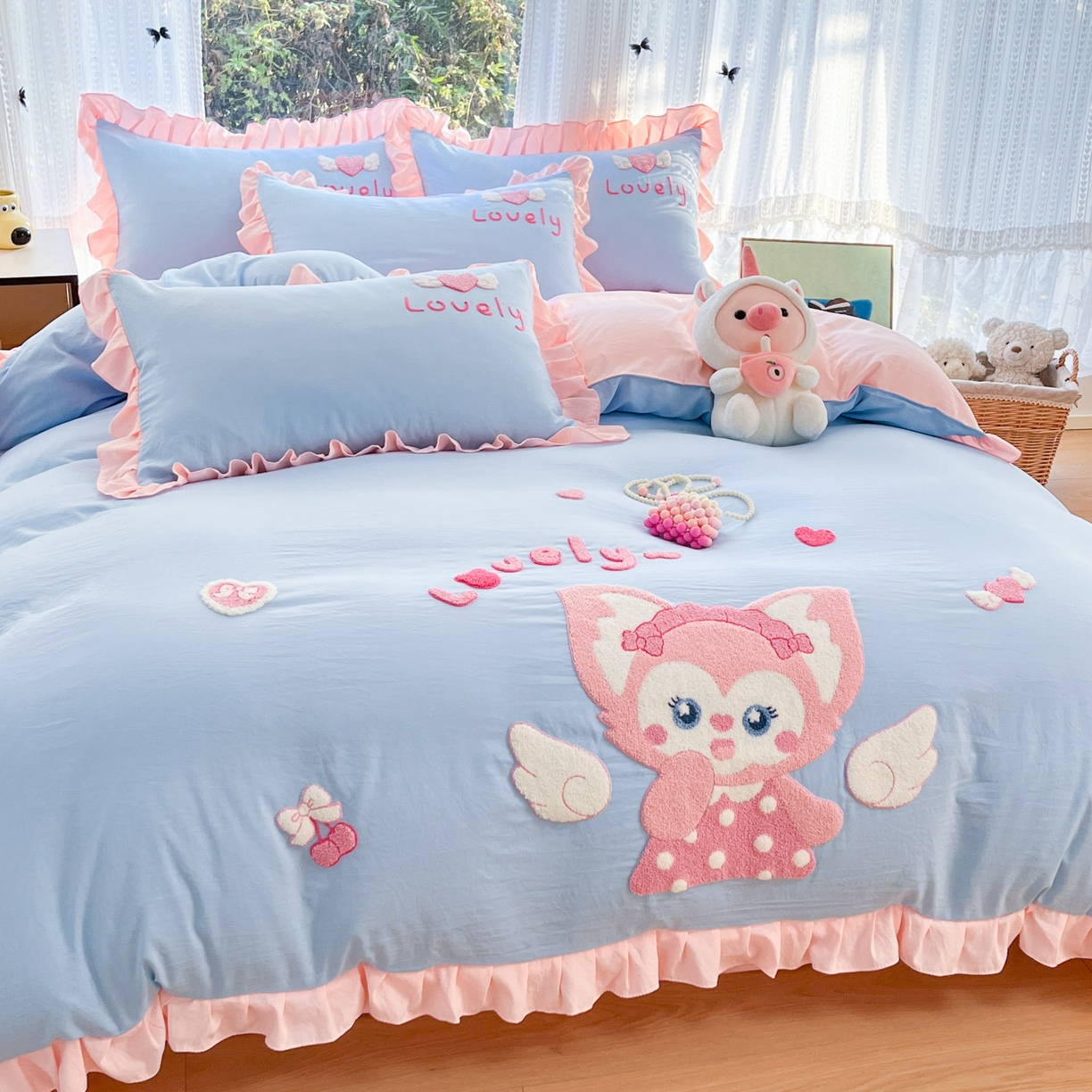 91家纺网 家纺一手货源 找家纺 泉欣家纺 2026新款网红可爱卡通 公主风毛巾绣花水洗棉四件套（专版花型）风铃团团  蓝粉