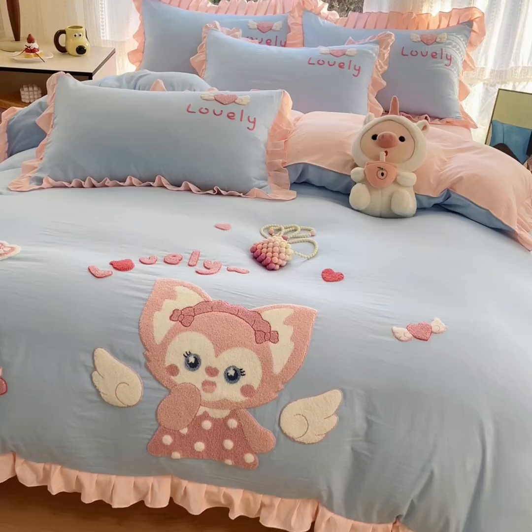 91家纺网 家纺一手货源 找家纺 泉欣家纺 2026新款网红可爱卡通 公主风毛巾绣花水洗棉四件套（专版花型）风铃团团  蓝粉