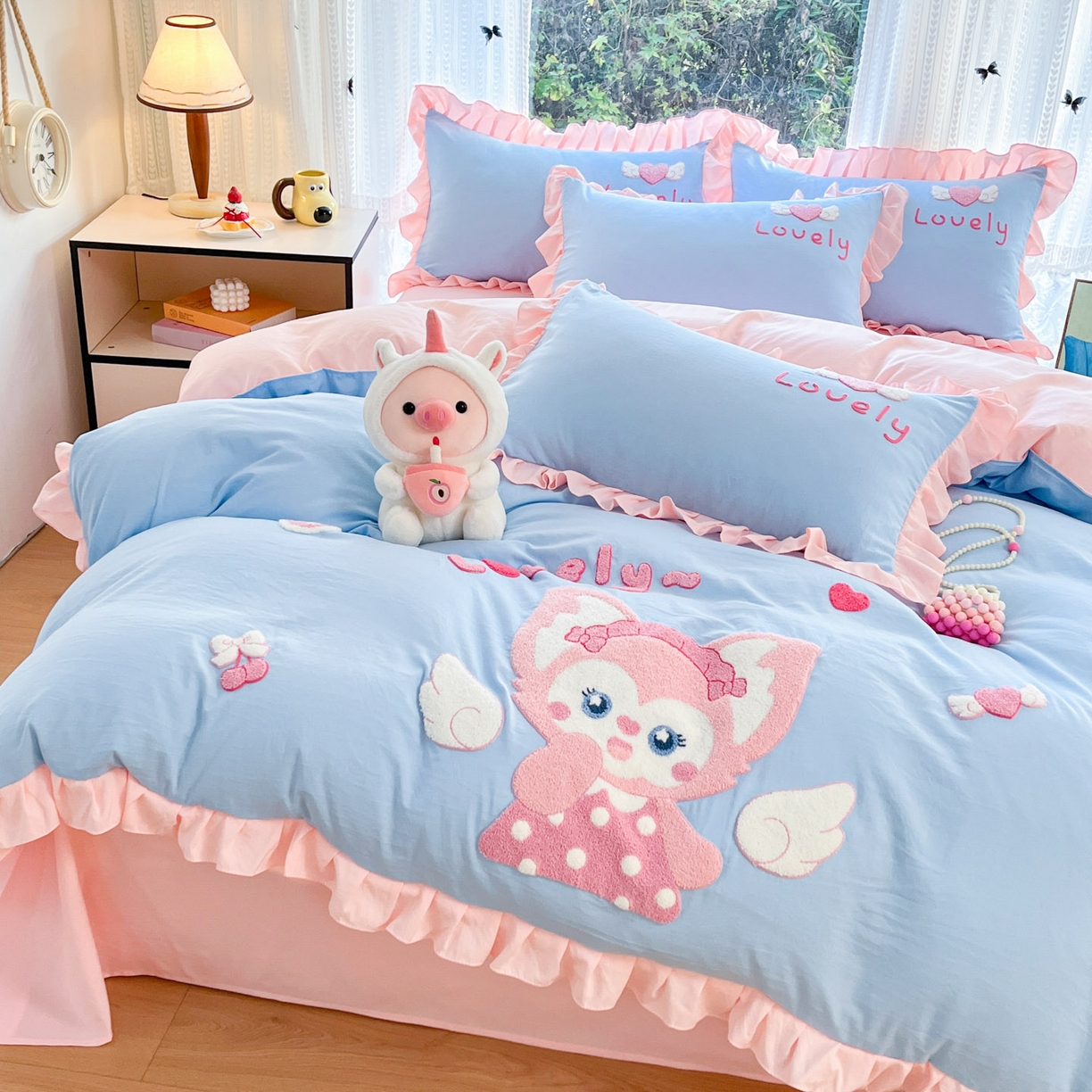 91家纺网 家纺一手货源 找家纺 泉欣家纺 2026新款网红可爱卡通 公主风毛巾绣花水洗棉四件套（专版花型）风铃团团  蓝粉