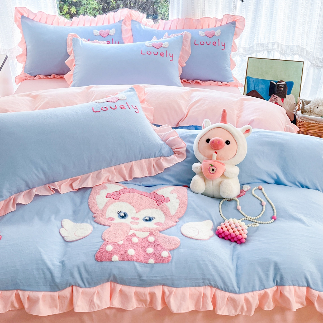 91家纺网 家纺一手货源 找家纺 泉欣家纺 2026新款网红可爱卡通 公主风毛巾绣花水洗棉四件套（专版花型）风铃团团  蓝粉