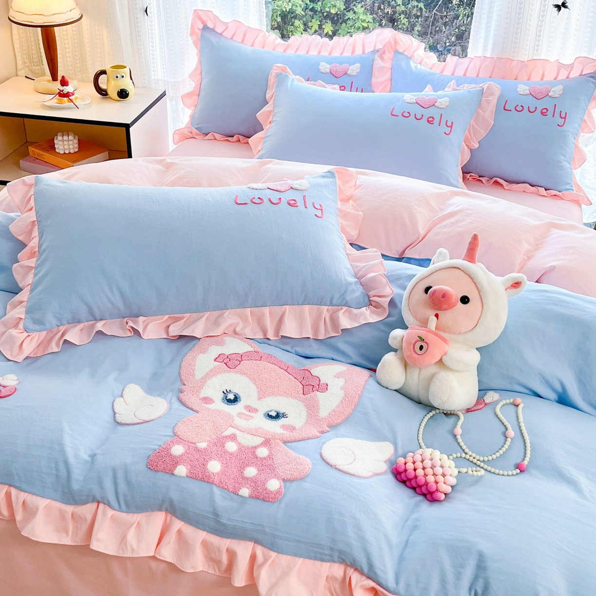 91家纺网 家纺一手货源 找家纺 泉欣家纺 2026新款网红可爱卡通 公主风毛巾绣花水洗棉四件套（专版花型）风铃团团  蓝粉