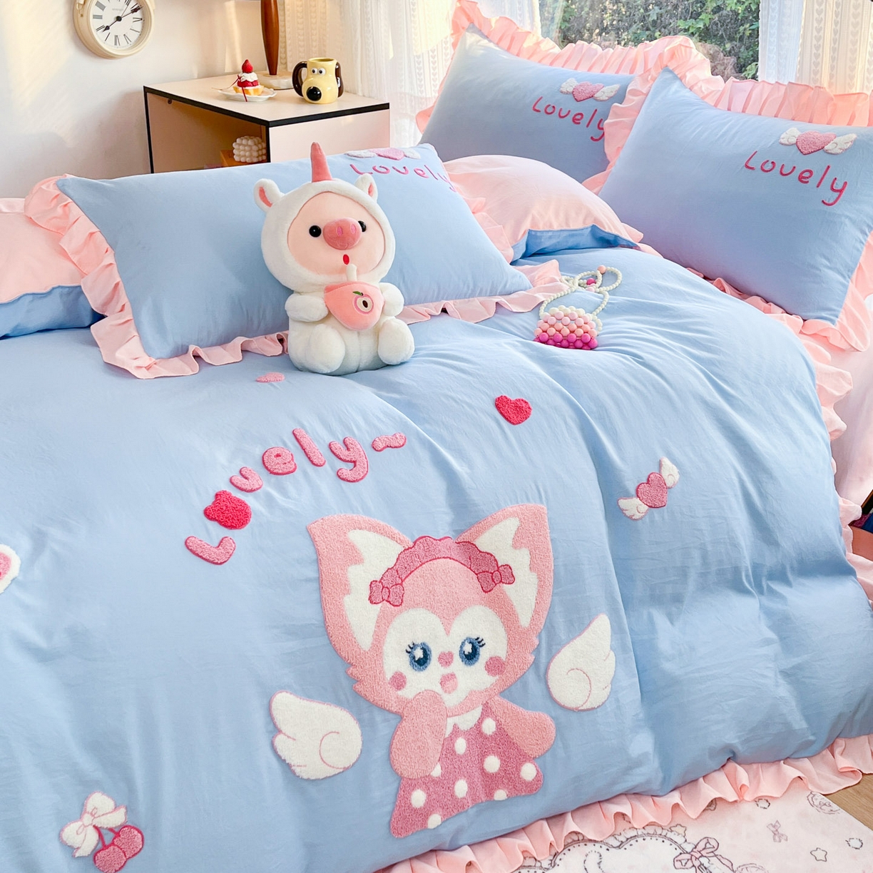 91家纺网 家纺一手货源 找家纺 泉欣家纺 2026新款网红可爱卡通 公主风毛巾绣花水洗棉四件套（专版花型）风铃团团  蓝粉