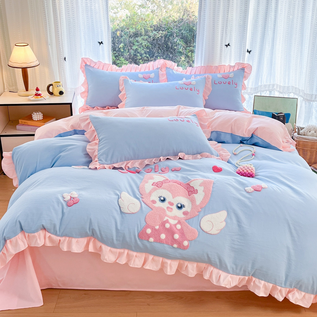 91家纺网 家纺一手货源 找家纺 泉欣家纺 2026新款网红可爱卡通 公主风毛巾绣花水洗棉四件套（专版花型）风铃团团  蓝粉