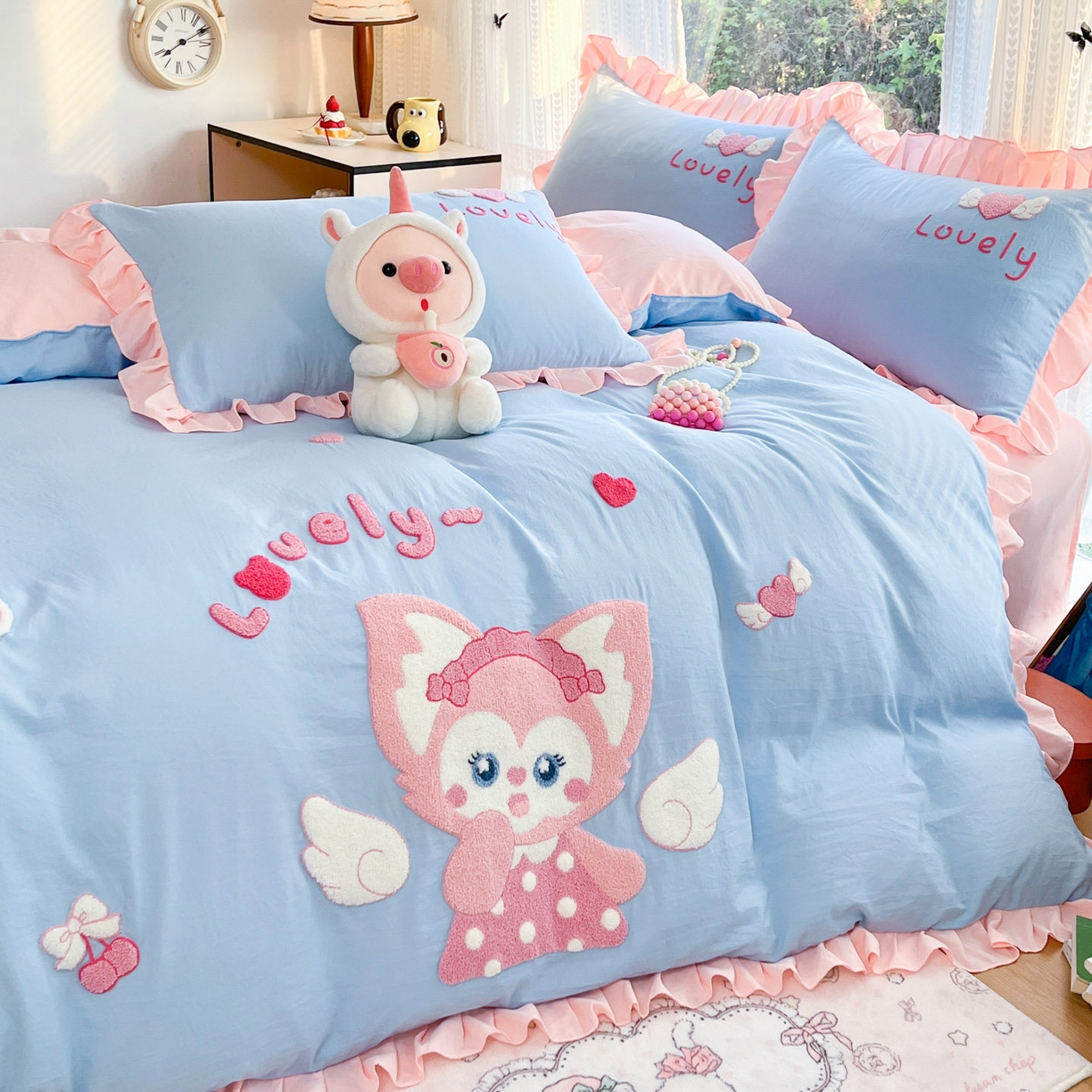 91家纺网 家纺一手货源 找家纺 泉欣家纺 2026新款网红可爱卡通 公主风毛巾绣花水洗棉四件套（专版花型）风铃团团  蓝粉