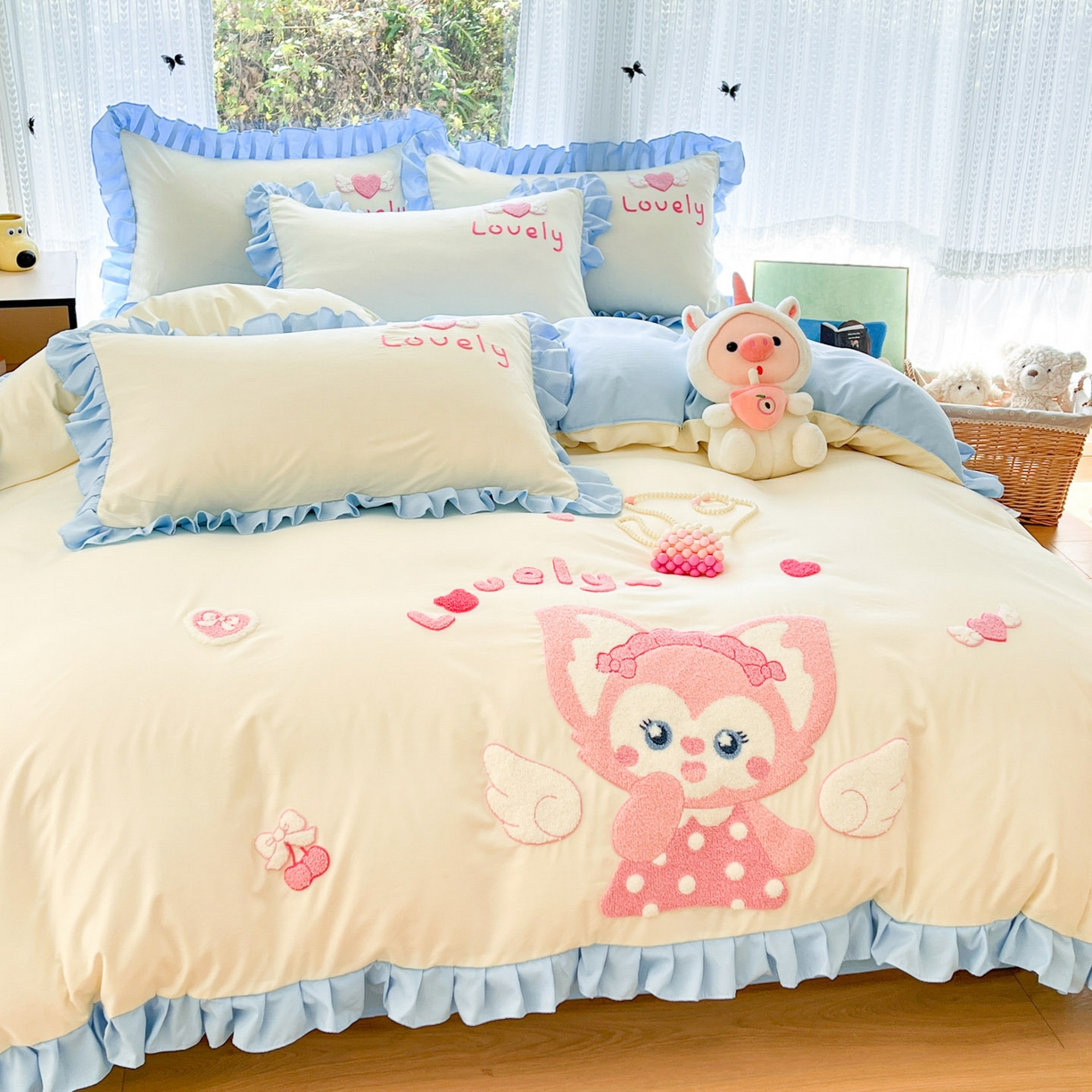 91家纺网 家纺一手货源 找家纺 泉欣家纺 2026新款网红可爱卡通 公主风毛巾绣花水洗棉四件套（专版花型）风铃团团  奶黄粉