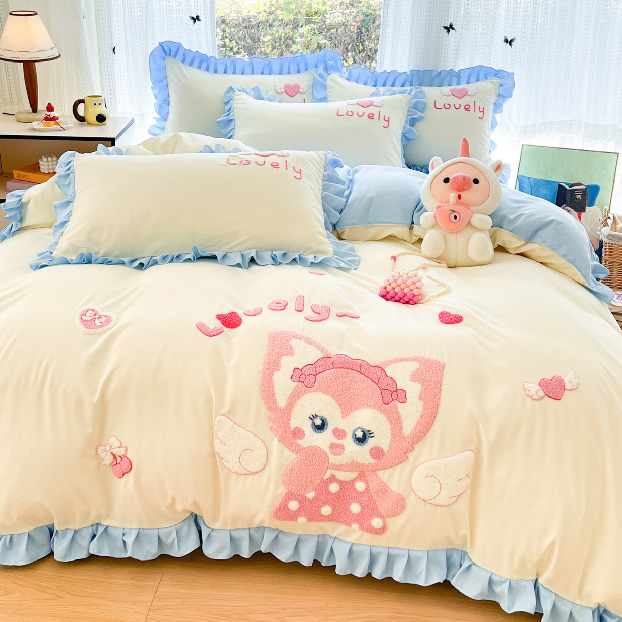 91家纺网 家纺一手货源 找家纺 泉欣家纺 2026新款网红可爱卡通 公主风毛巾绣花水洗棉四件套（专版花型）风铃团团  奶黄粉