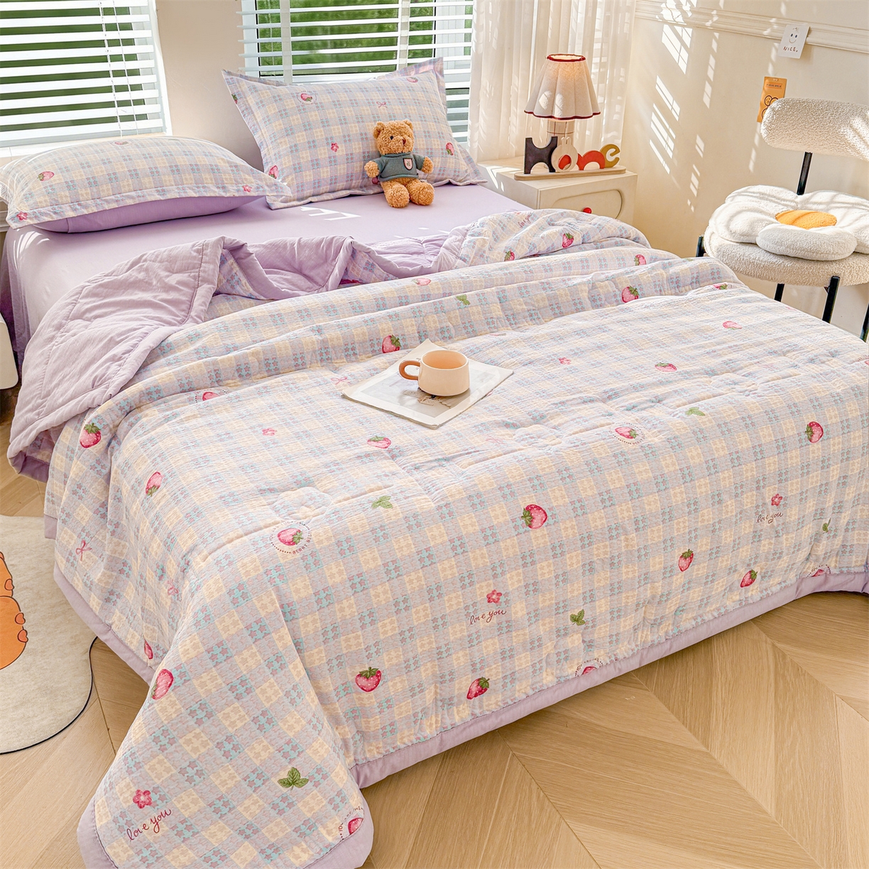 91家纺网 家纺一手货源 找家纺 西域种棉人·千百笠 2026新款A类新疆棉花夏凉被加宽包边水洗棉卡通印花吸湿透气棉花夏被空调被 云感星星草莓