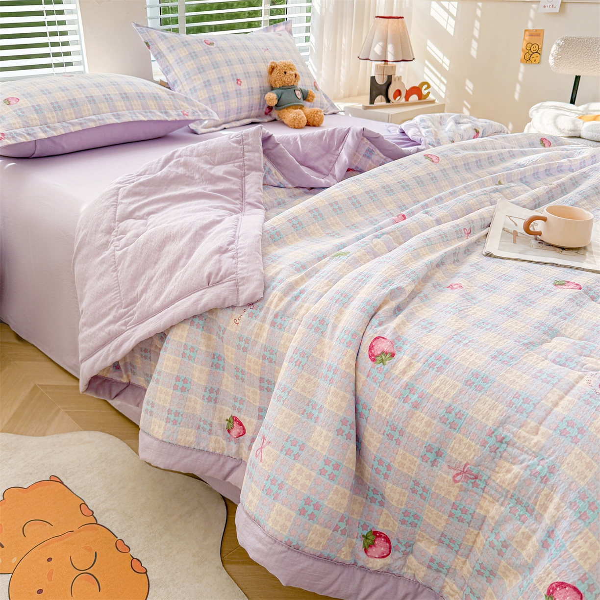 91家纺网 家纺一手货源 找家纺 西域种棉人·千百笠 2026新款A类新疆棉花夏凉被加宽包边水洗棉卡通印花吸湿透气棉花夏被空调被 云感星星草莓