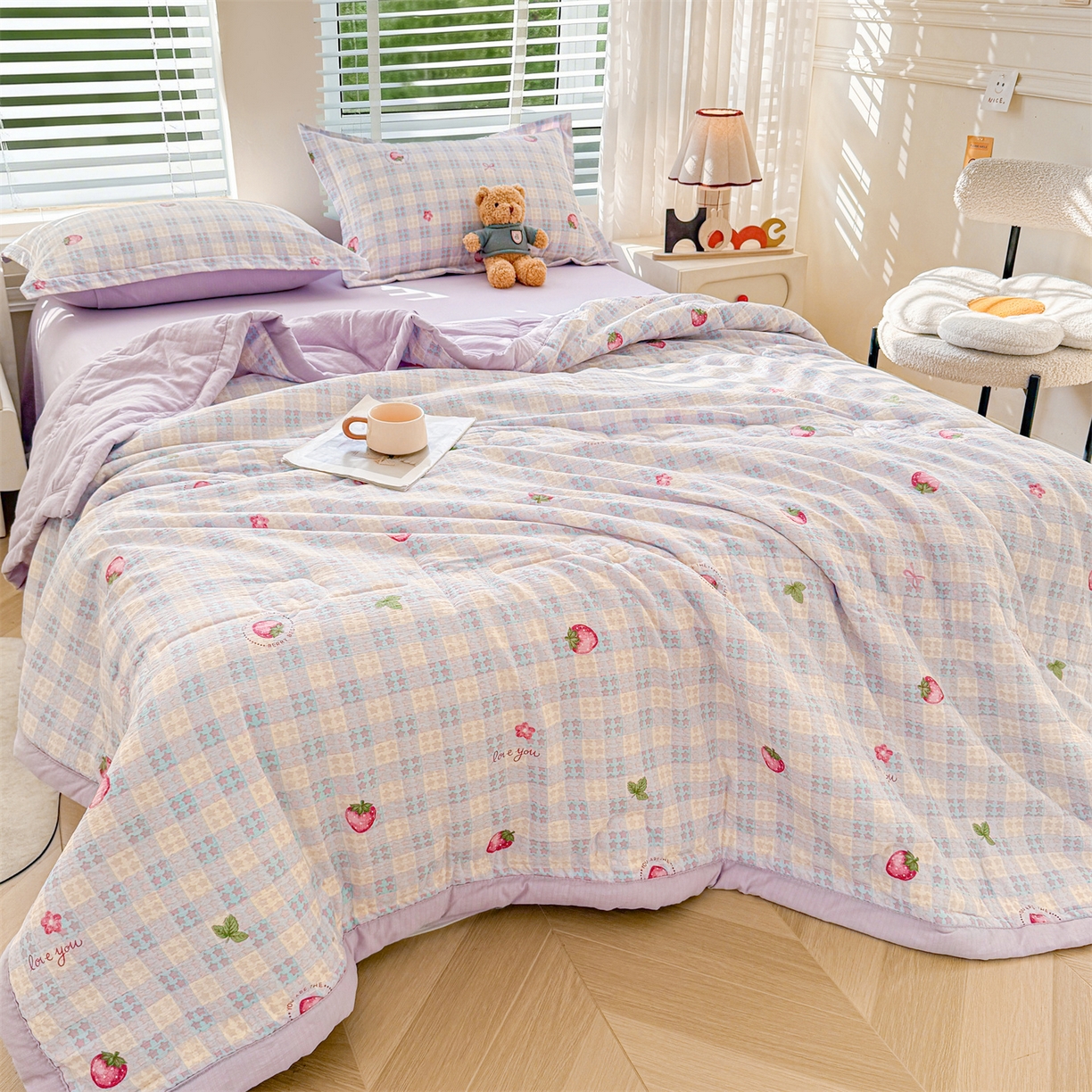 91家纺网 家纺一手货源 找家纺 西域种棉人·千百笠 2026新款A类新疆棉花夏凉被加宽包边水洗棉卡通印花吸湿透气棉花夏被空调被 云感星星草莓