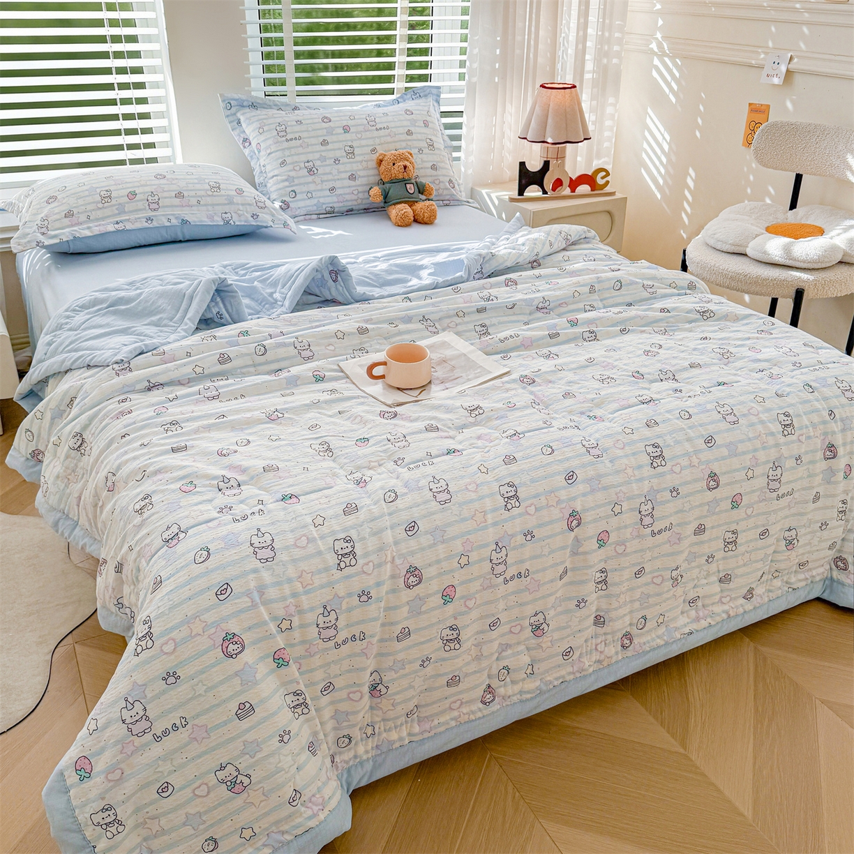 91家纺网 家纺一手货源 找家纺 西域种棉人·千百笠 2026新款A类新疆棉花夏凉被加宽包边水洗棉卡通印花吸湿透气棉花夏被空调被 云感幸运喵