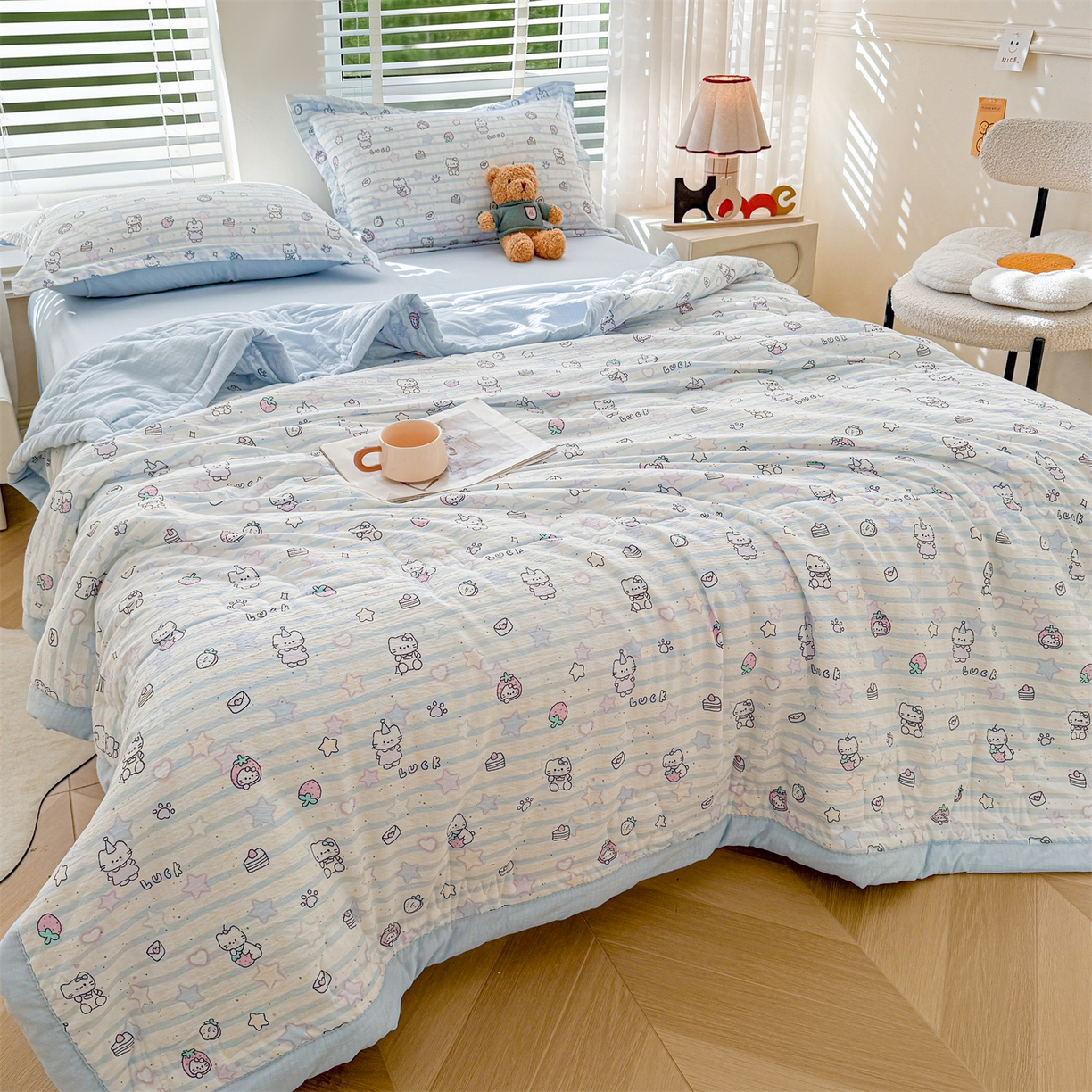 91家纺网 家纺一手货源 找家纺 西域种棉人·千百笠 2026新款A类新疆棉花夏凉被加宽包边水洗棉卡通印花吸湿透气棉花夏被空调被 云感幸运喵