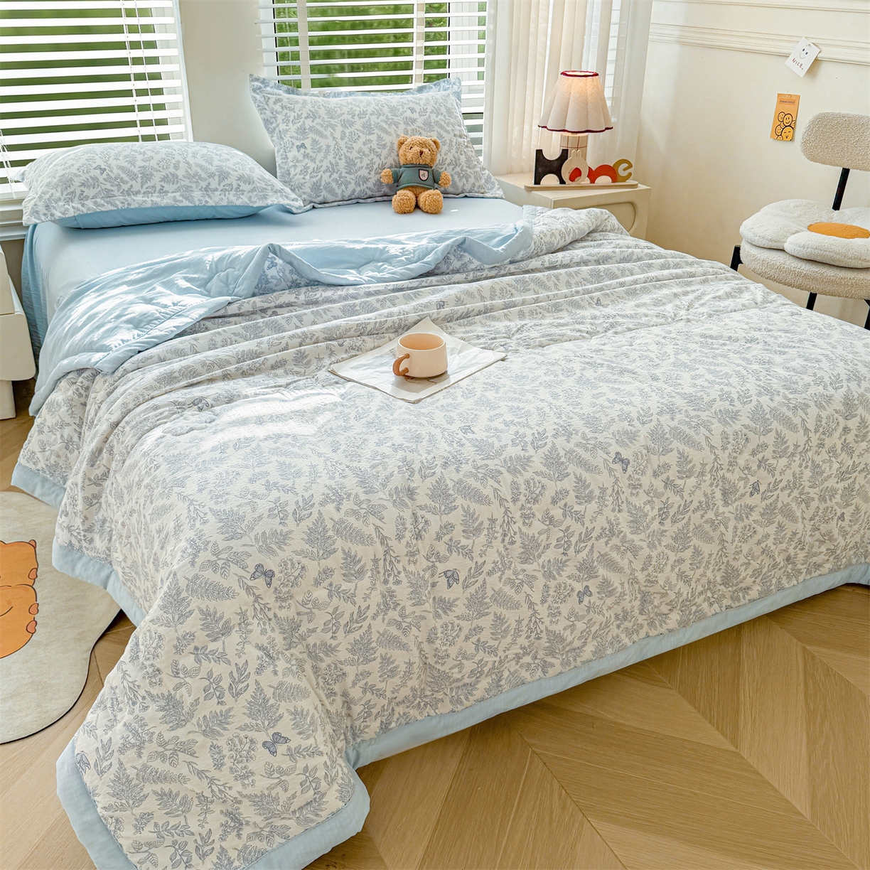 91家纺网 家纺一手货源 找家纺 西域种棉人·千百笠 2026新款A类新疆棉花夏凉被加宽包边水洗棉卡通印花吸湿透气棉花夏被空调被 云感叶初语