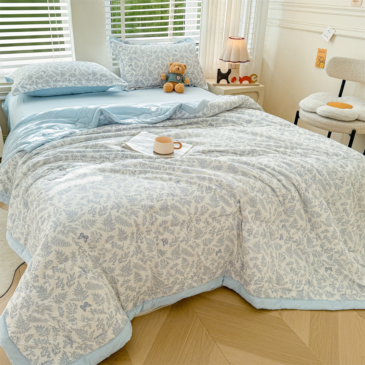 91家纺网 家纺一手货源 找家纺 西域种棉人·千百笠 2026新款A类新疆棉花夏凉被加宽包边水洗棉卡通印花吸湿透气棉花夏被空调被 云感叶初语