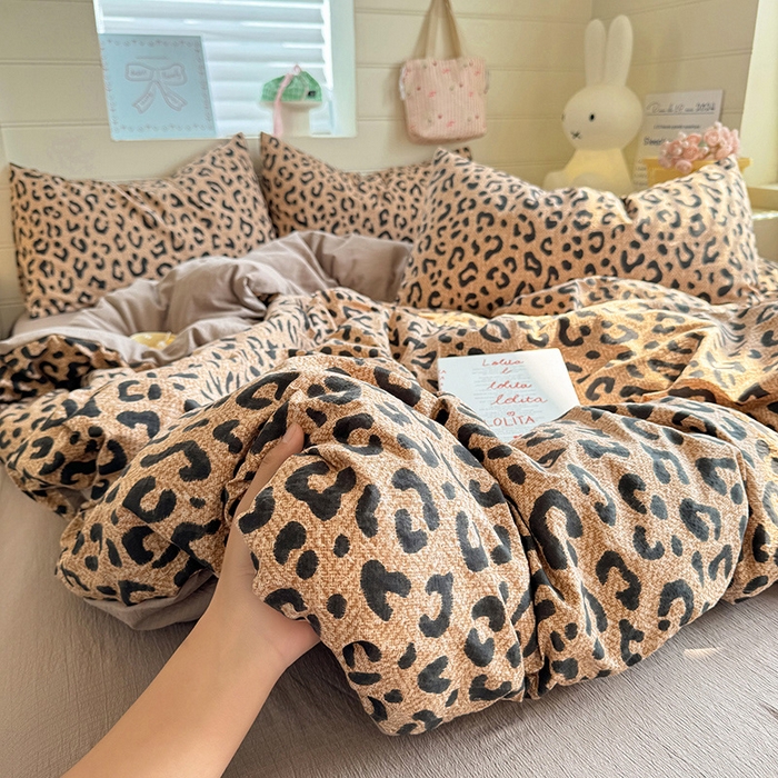 91家纺网 家纺一手货源 找家纺 九诺家纺 2026新款丝柔棉加厚小清新印花四件套-甜心 甜心-皇家豹纹