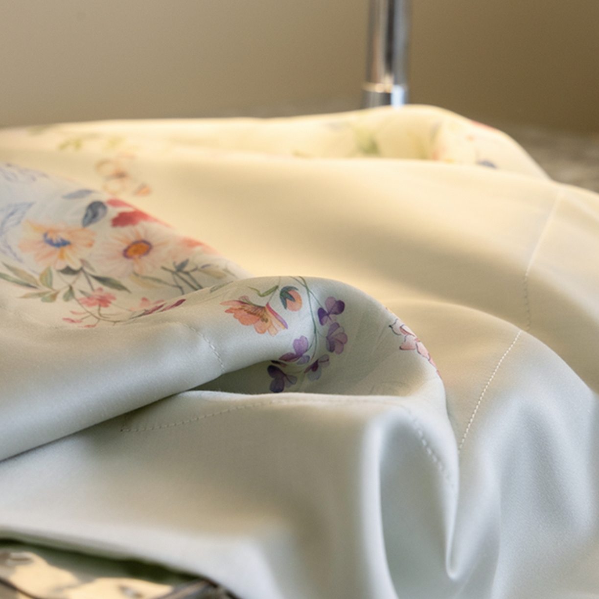 91家纺网 家纺一手货源 找家纺 时亿家居 2026新款大版莱赛尔天丝印花四件套 蓝姗园 玉