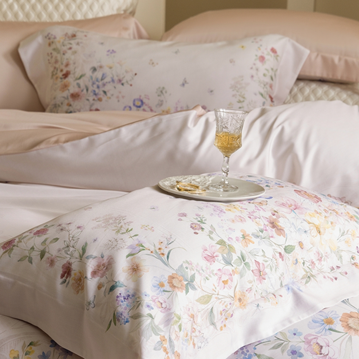 91家纺网 家纺一手货源 找家纺 时亿家居 2026新款大版莱赛尔天丝印花四件套 蓝姗园 粉