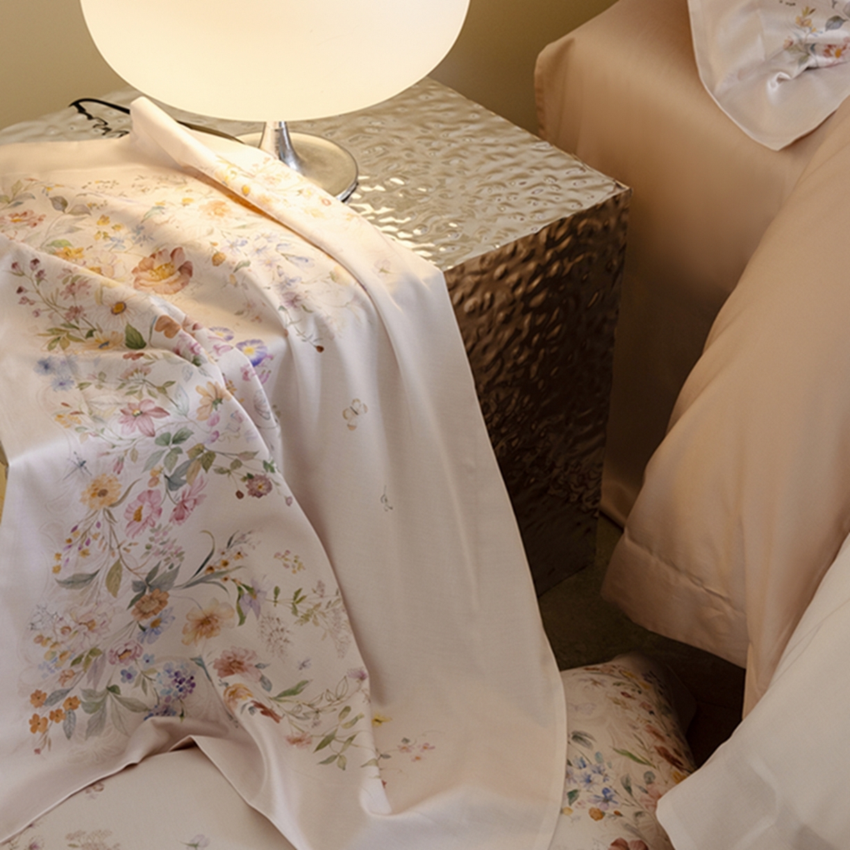 91家纺网 家纺一手货源 找家纺 时亿家居 2026新款大版莱赛尔天丝印花四件套 蓝姗园 粉