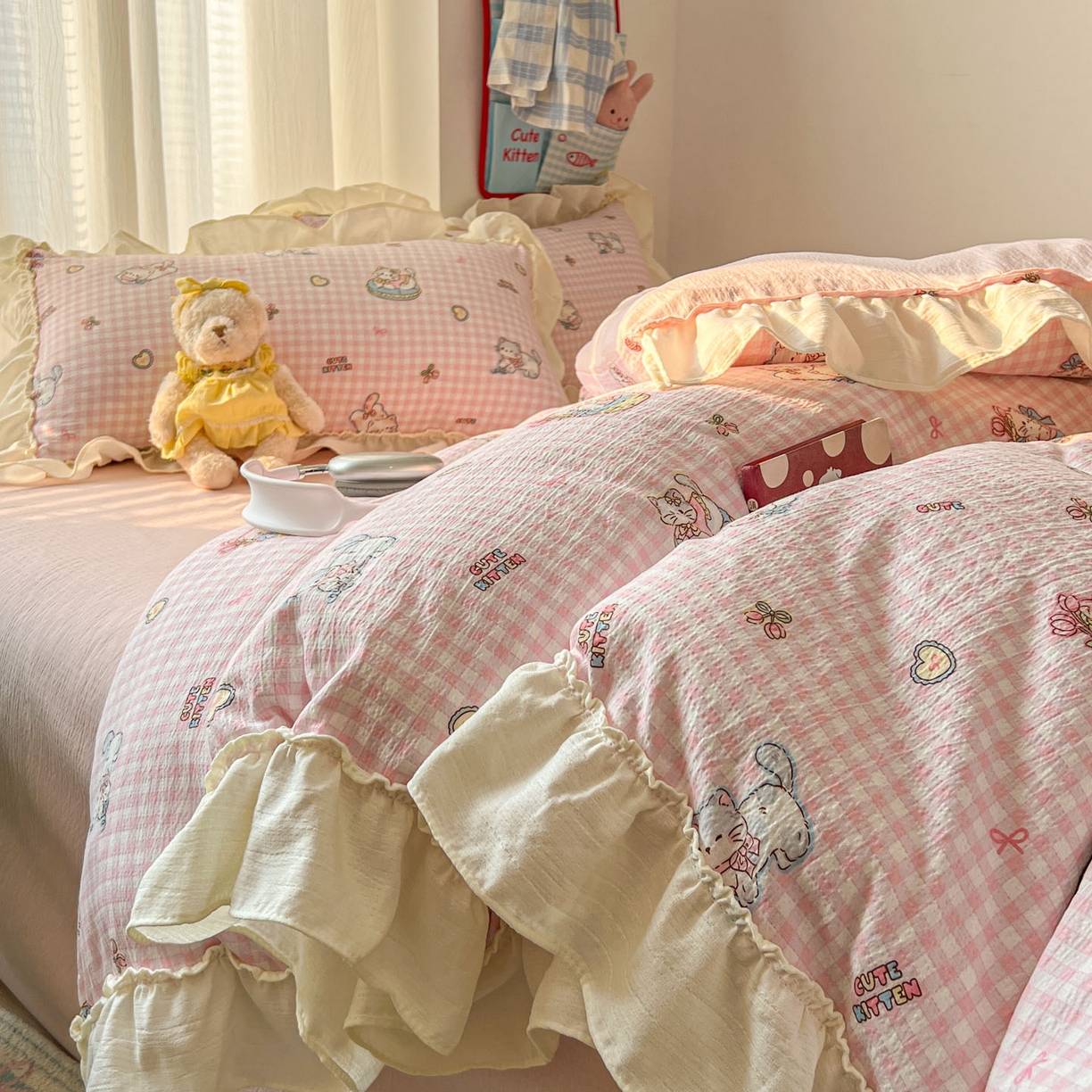 91家纺网 家纺一手货源 找家纺 老K (原美阁） 2026新款木棉双层纱四件套卡通韩版公主风四件套 蛋糕粉格猫