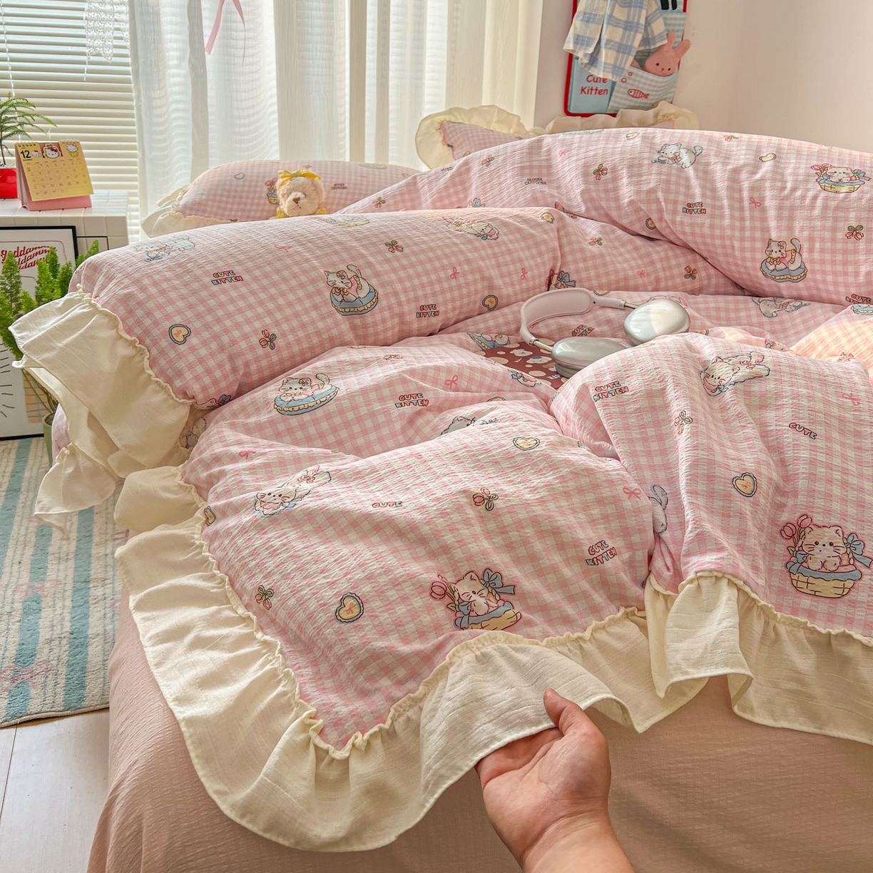 91家纺网 家纺一手货源 找家纺 老K (原美阁） 2026新款木棉双层纱四件套卡通韩版公主风四件套 蛋糕粉格猫