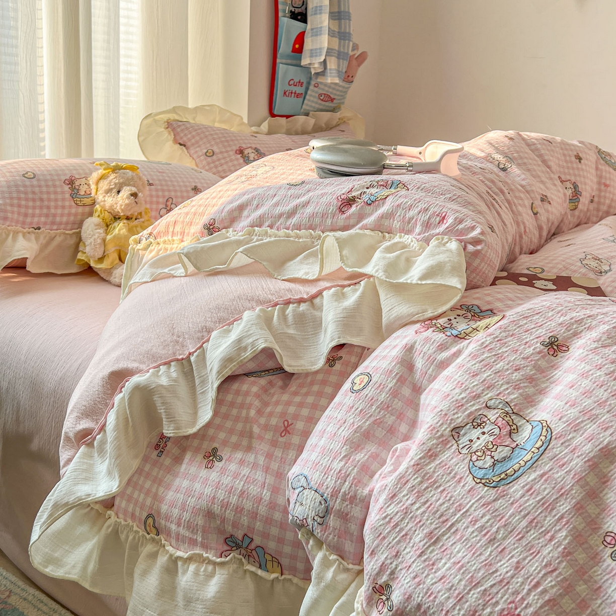 91家纺网 家纺一手货源 找家纺 老K (原美阁） 2026新款木棉双层纱四件套卡通韩版公主风四件套 蛋糕粉格猫