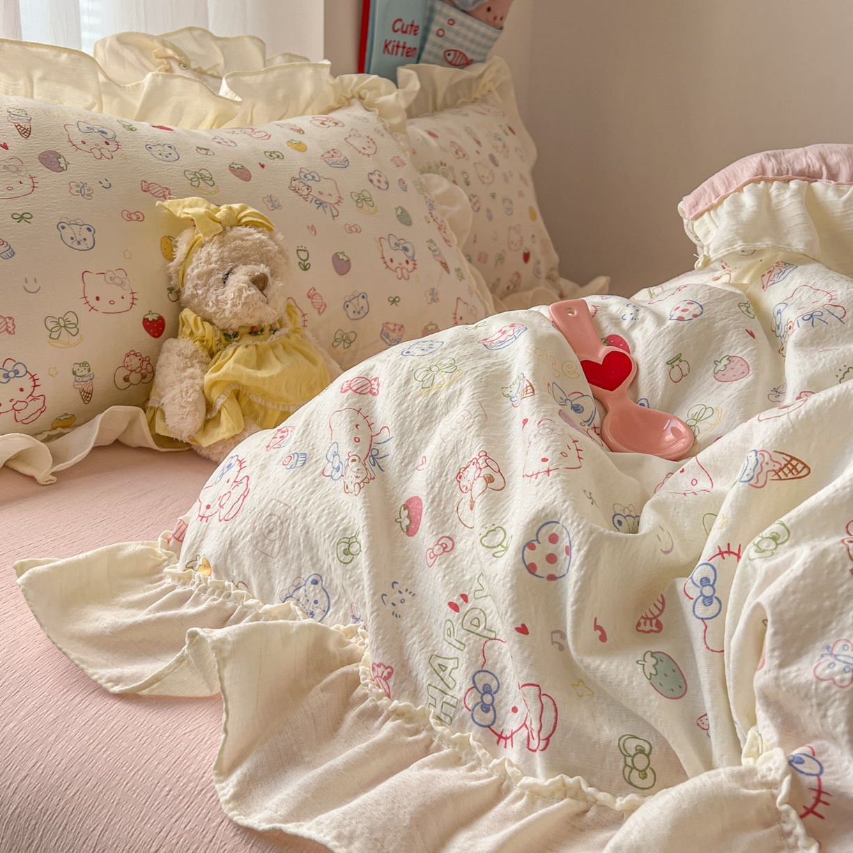 91家纺网 家纺一手货源 找家纺 老K (原美阁） 2026新款木棉双层纱四件套卡通韩版公主风四件套 草莓派对猫