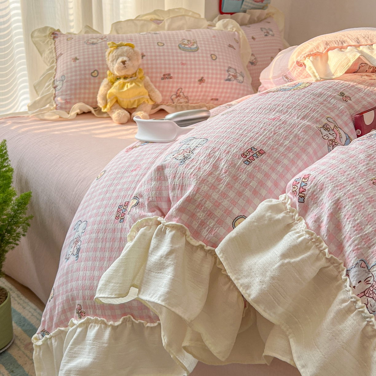 91家纺网 家纺一手货源 找家纺 老K (原美阁） 2026新款木棉双层纱四件套卡通韩版公主风四件套 蛋糕粉格猫