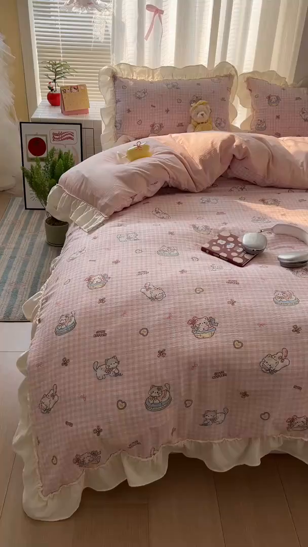 91家纺网 家纺一手货源 找家纺 老K (原美阁） 2026新款木棉双层纱四件套卡通韩版公主风四件套 蛋糕粉格猫