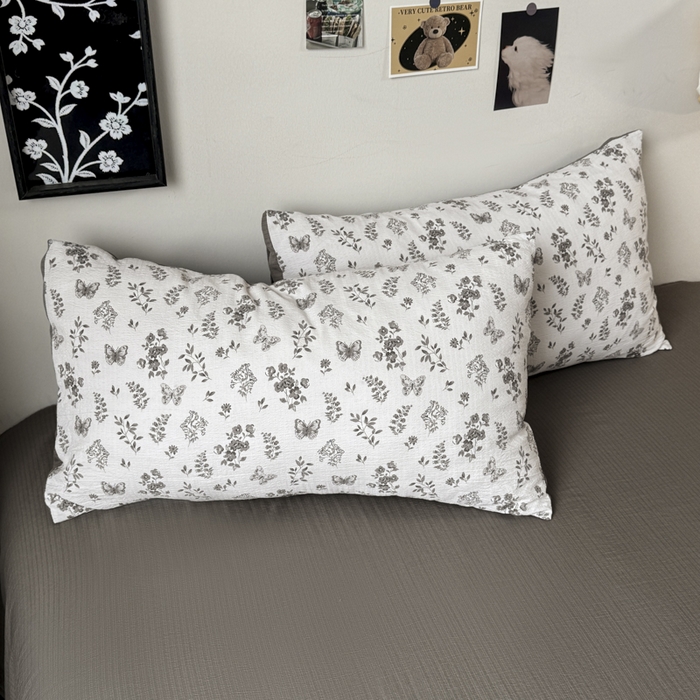 91家纺网 家纺一手货源 找家纺 雅阁尔家纺 2026新款轻奢复古美拉德风泡芙棉冷淡侘寂风水洗棉双层纱单枕套 素蝶吟