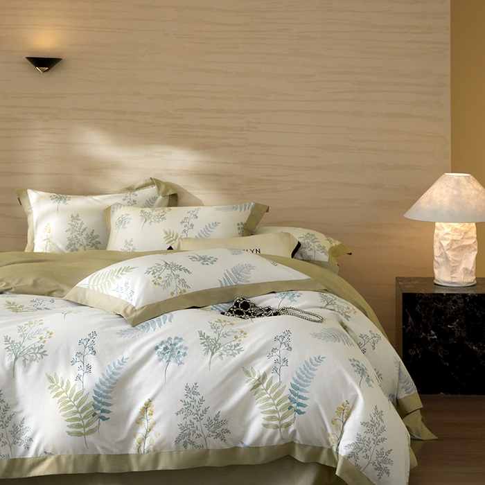 91家纺网 家纺一手货源 找家纺 薏思家纺 2026年13376新疆铂金棉飞边工艺印花四件套 春颜绿