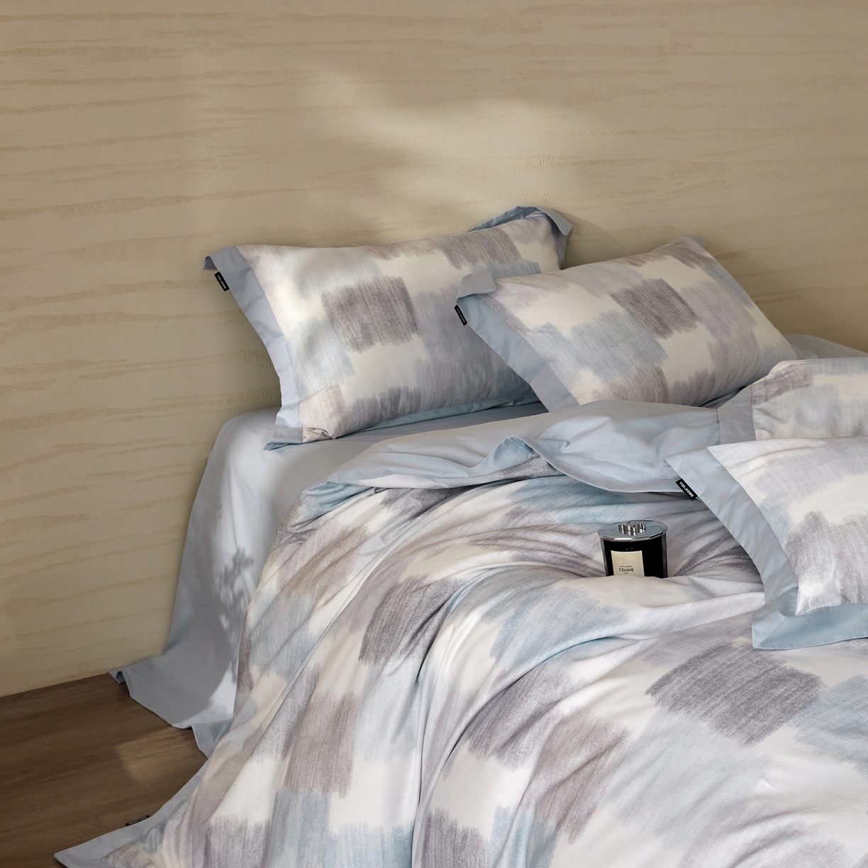 91家纺网 家纺一手货源 找家纺 薏思家纺 2026年13376新疆铂金棉飞边工艺印花四件套 欧尼蓝