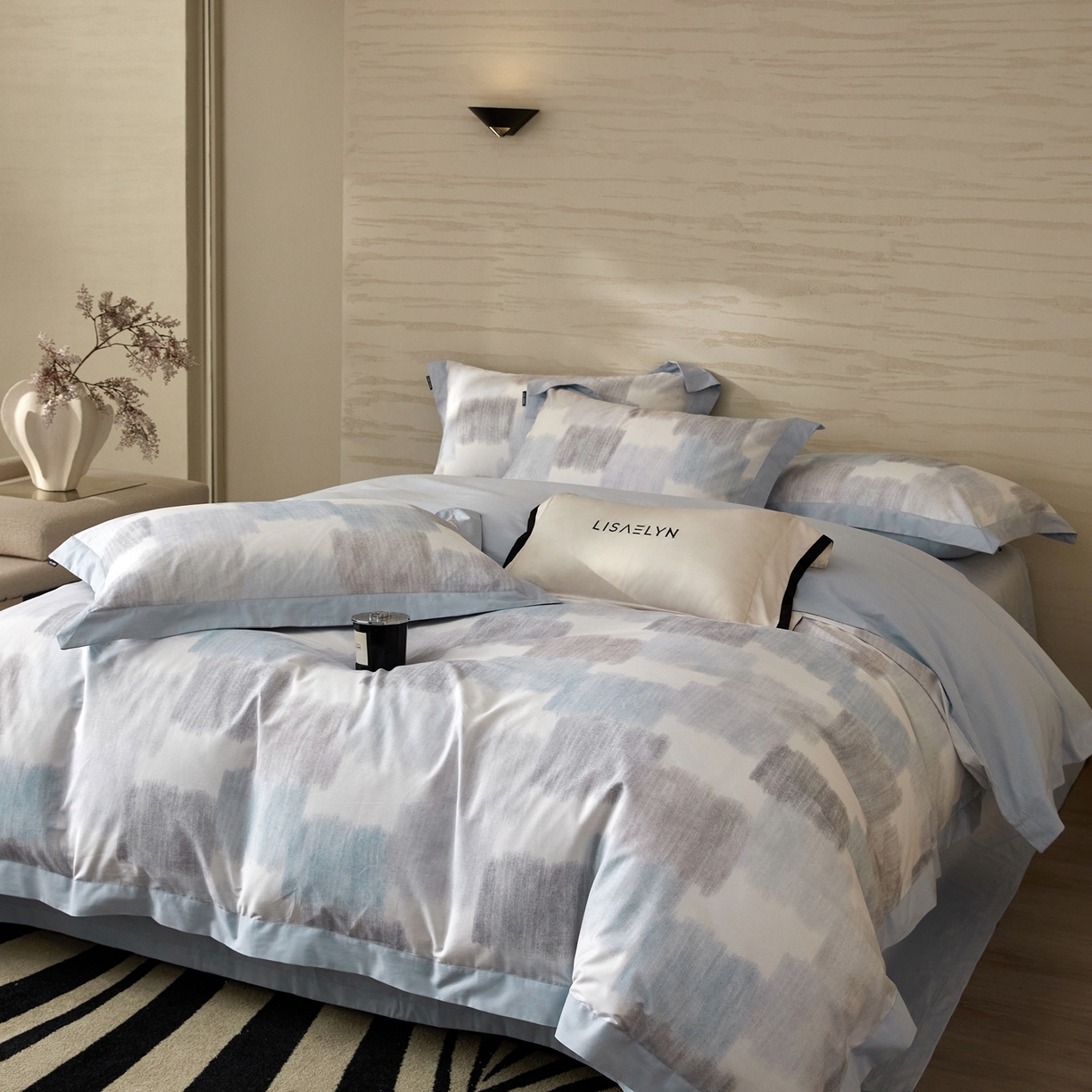 91家纺网 家纺一手货源 找家纺 薏思家纺 2026年13376新疆铂金棉飞边工艺印花四件套 欧尼蓝