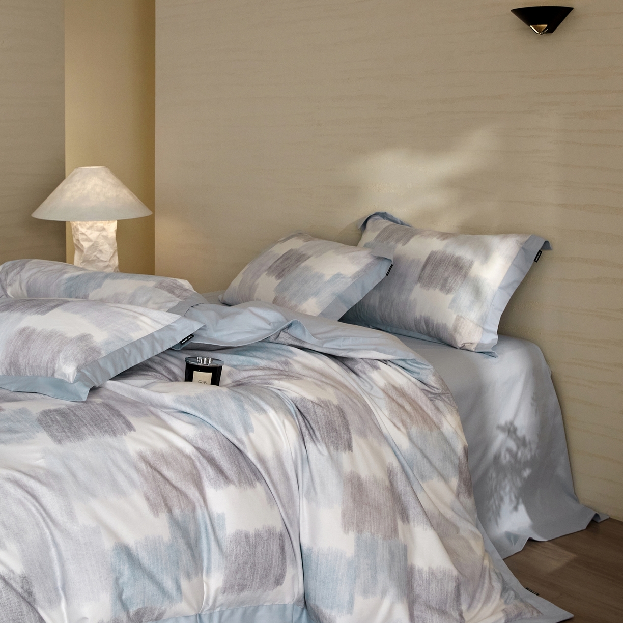 91家纺网 家纺一手货源 找家纺 薏思家纺 2026年13376新疆铂金棉飞边工艺印花四件套 欧尼蓝