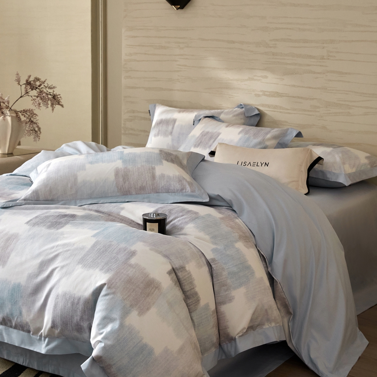 91家纺网 家纺一手货源 找家纺 薏思家纺 2026年13376新疆铂金棉飞边工艺印花四件套 欧尼蓝