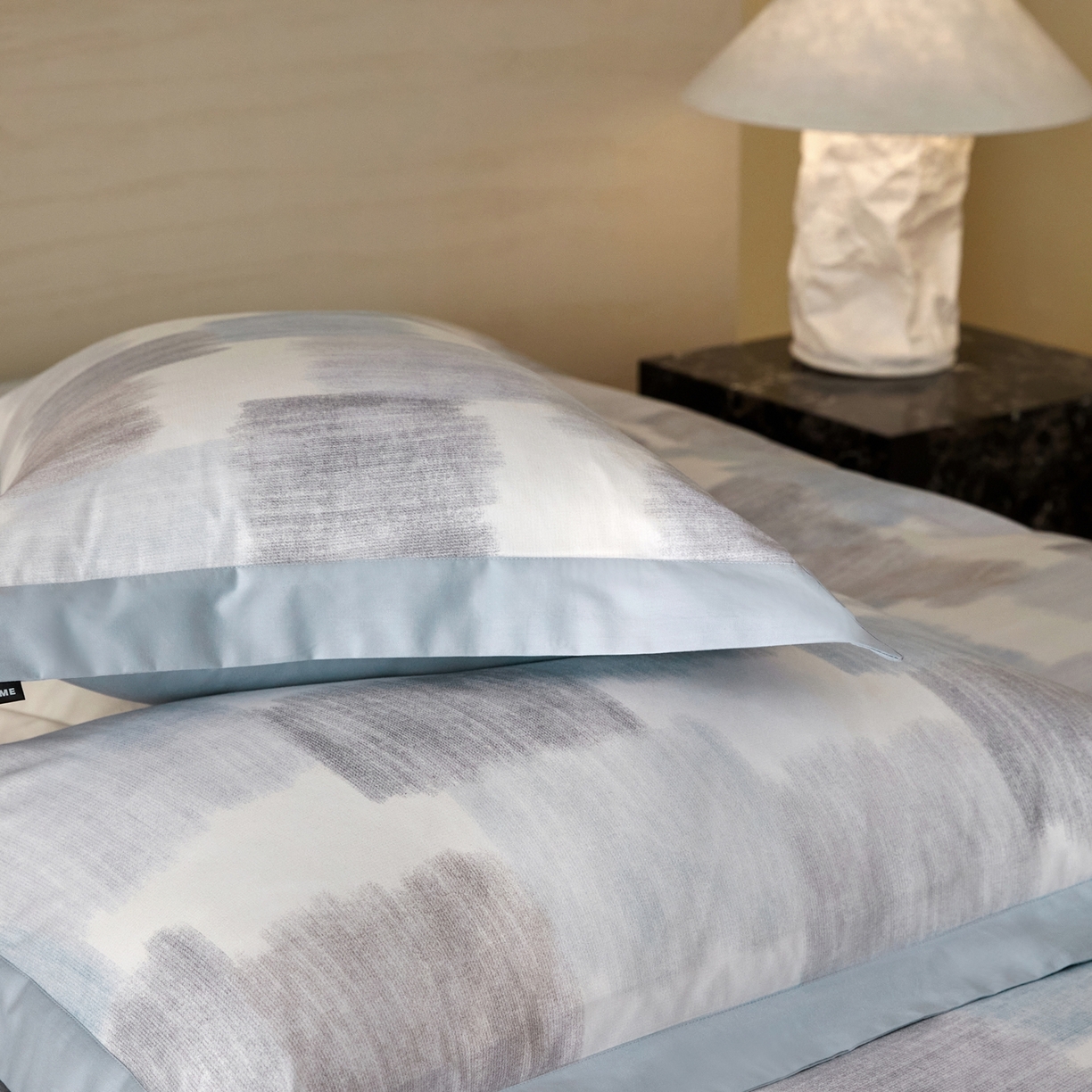 91家纺网 家纺一手货源 找家纺 薏思家纺 2026年13376新疆铂金棉飞边工艺印花四件套 欧尼蓝