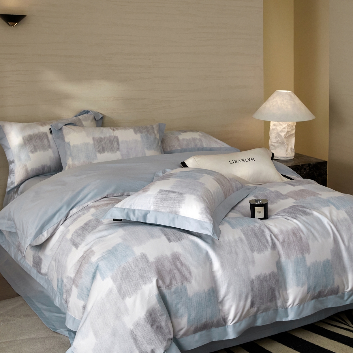 91家纺网 家纺一手货源 找家纺 薏思家纺 2026年13376新疆铂金棉飞边工艺印花四件套 欧尼蓝