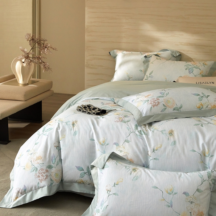 91家纺网 家纺一手货源 找家纺 薏思家纺 2026年13376新疆铂金棉飞边工艺印花四件套 青黛