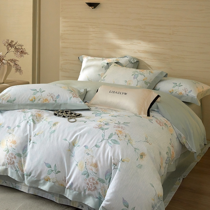 91家纺网 家纺一手货源 找家纺 薏思家纺 2026年13376新疆铂金棉飞边工艺印花四件套 青黛