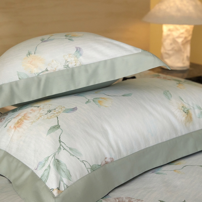 91家纺网 家纺一手货源 找家纺 薏思家纺 2026年13376新疆铂金棉飞边工艺印花四件套 青黛