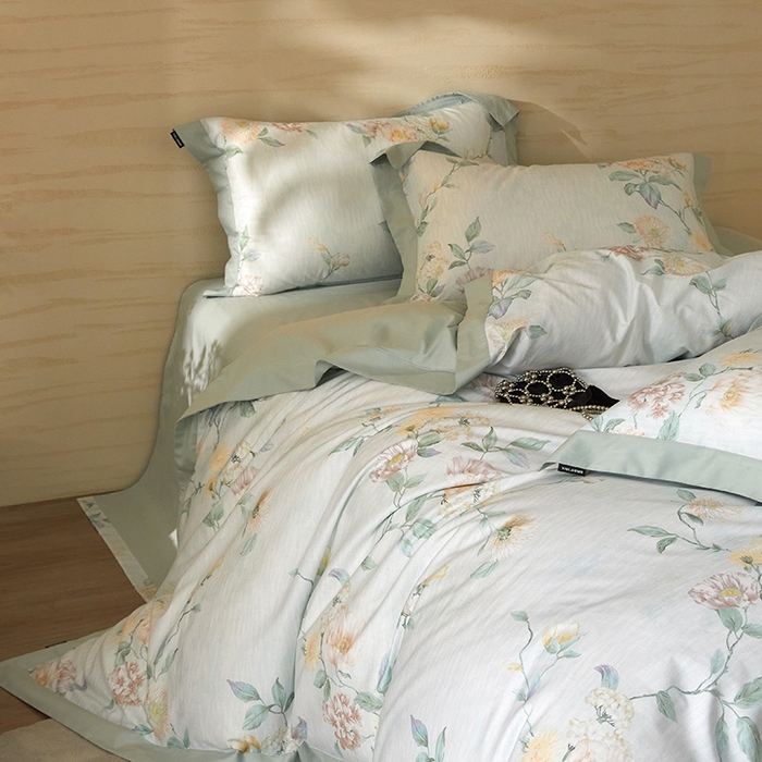 91家纺网 家纺一手货源 找家纺 薏思家纺 2026年13376新疆铂金棉飞边工艺印花四件套 青黛