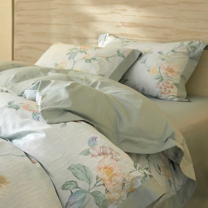 91家纺网 家纺一手货源 找家纺 薏思家纺 2026年13376新疆铂金棉飞边工艺印花四件套 青黛