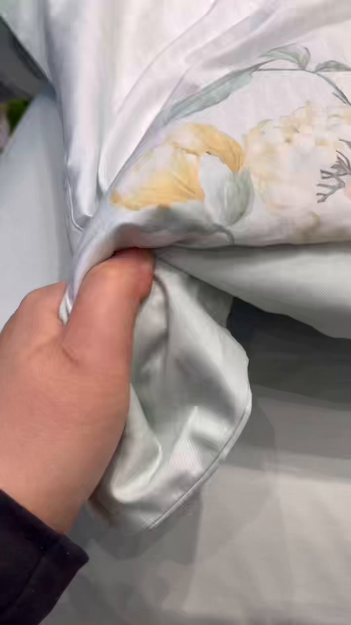 91家纺网 家纺一手货源 找家纺 薏思家纺 2026年13376新疆铂金棉飞边工艺印花四件套 青黛