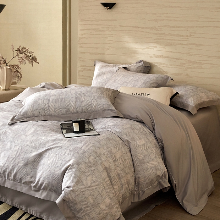 91家纺网 家纺一手货源 找家纺 薏思家纺 2026年13376新疆铂金棉飞边工艺印花四件套 时尚风采灰