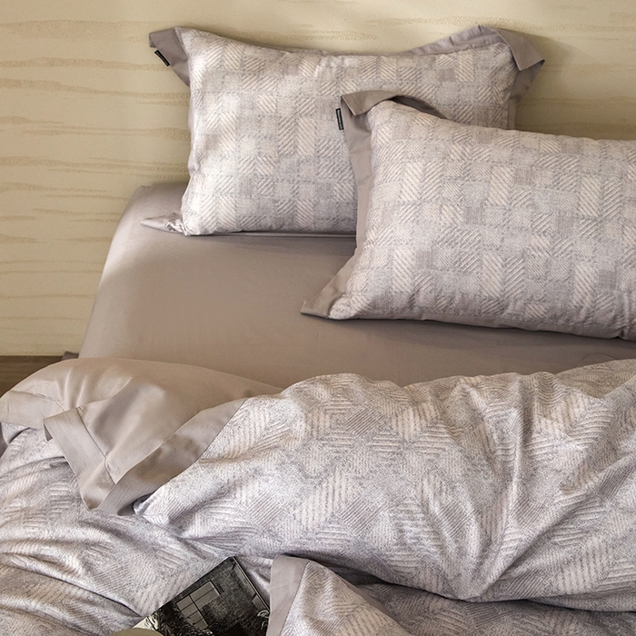 91家纺网 家纺一手货源 找家纺 薏思家纺 2026年13376新疆铂金棉飞边工艺印花四件套 时尚风采灰