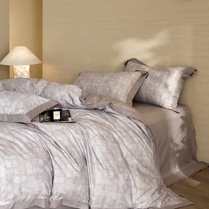 91家纺网 家纺一手货源 找家纺 薏思家纺 2026年13376新疆铂金棉飞边工艺印花四件套 时尚风采灰