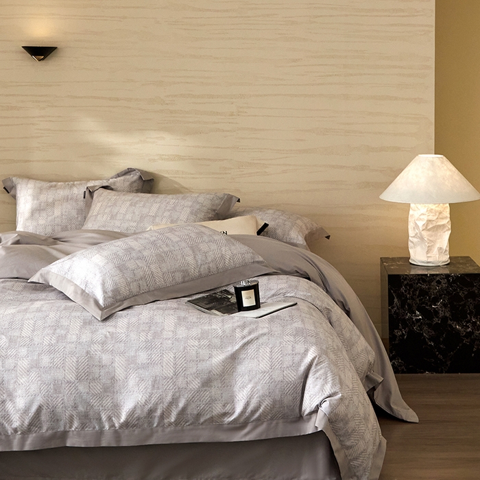 91家纺网 家纺一手货源 找家纺 薏思家纺 2026年13376新疆铂金棉飞边工艺印花四件套 时尚风采灰