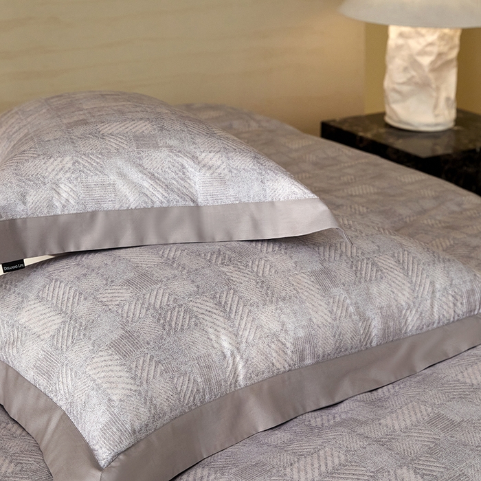 91家纺网 家纺一手货源 找家纺 薏思家纺 2026年13376新疆铂金棉飞边工艺印花四件套 时尚风采灰