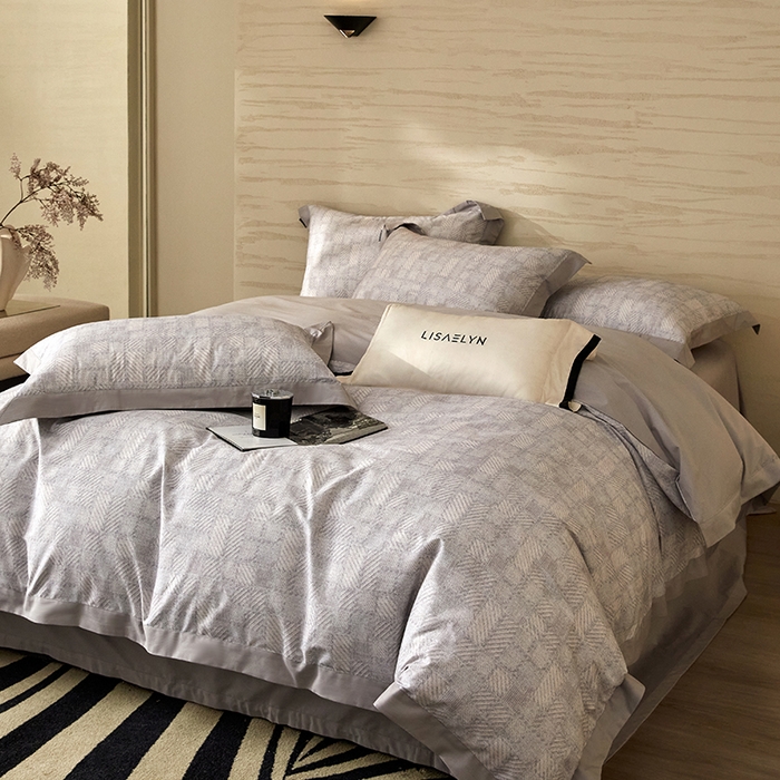 91家纺网 家纺一手货源 找家纺 薏思家纺 2026年13376新疆铂金棉飞边工艺印花四件套 时尚风采灰