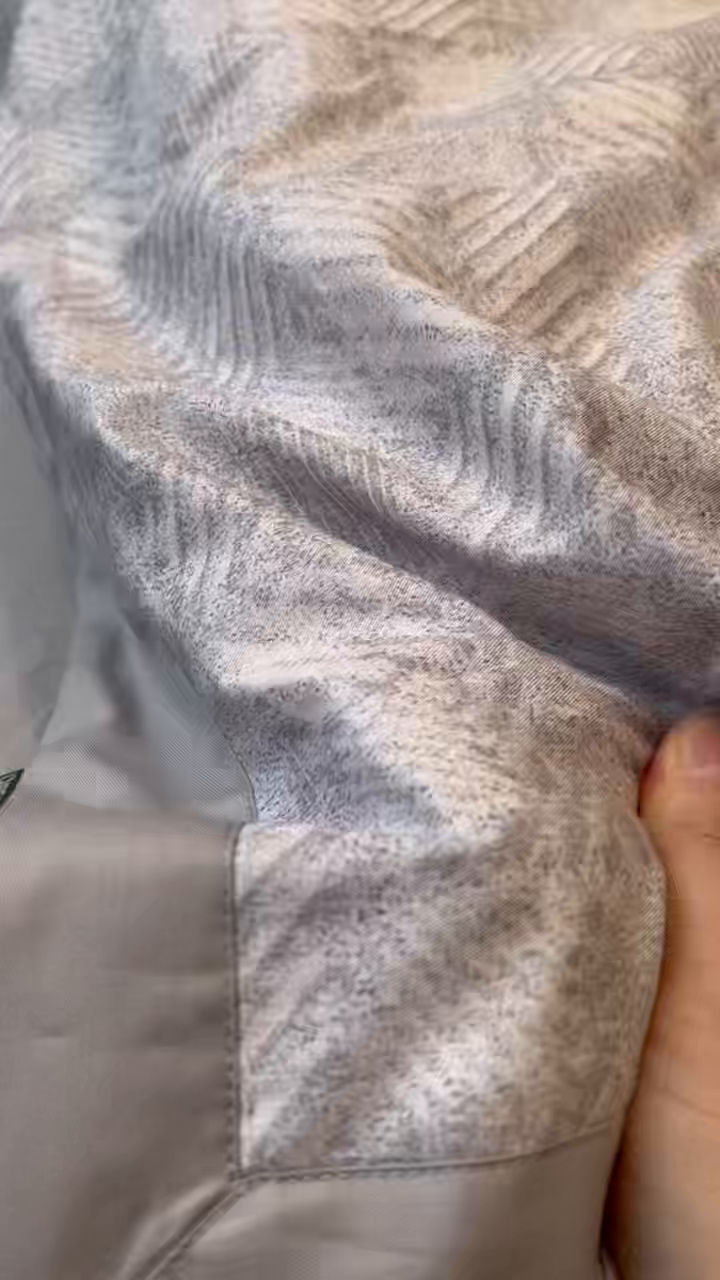 91家纺网 家纺一手货源 找家纺 薏思家纺 2026年13376新疆铂金棉飞边工艺印花四件套 时尚风采灰