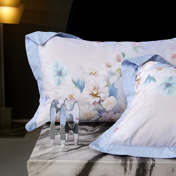 91家纺网 家纺一手货源 找家纺 薏思家纺 2026年13376新疆铂金棉飞边工艺印花四件套 水中月兰