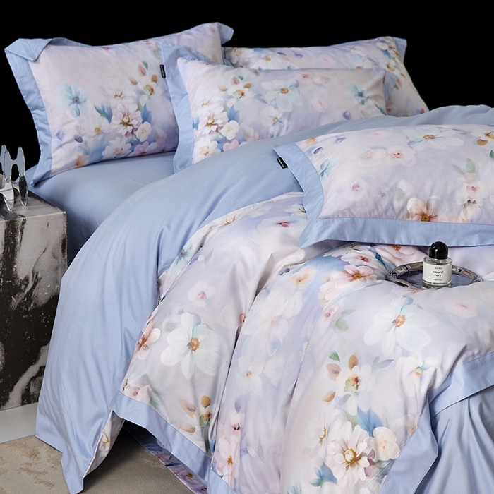 91家纺网 家纺一手货源 找家纺 薏思家纺 2026年13376新疆铂金棉飞边工艺印花四件套 水中月兰